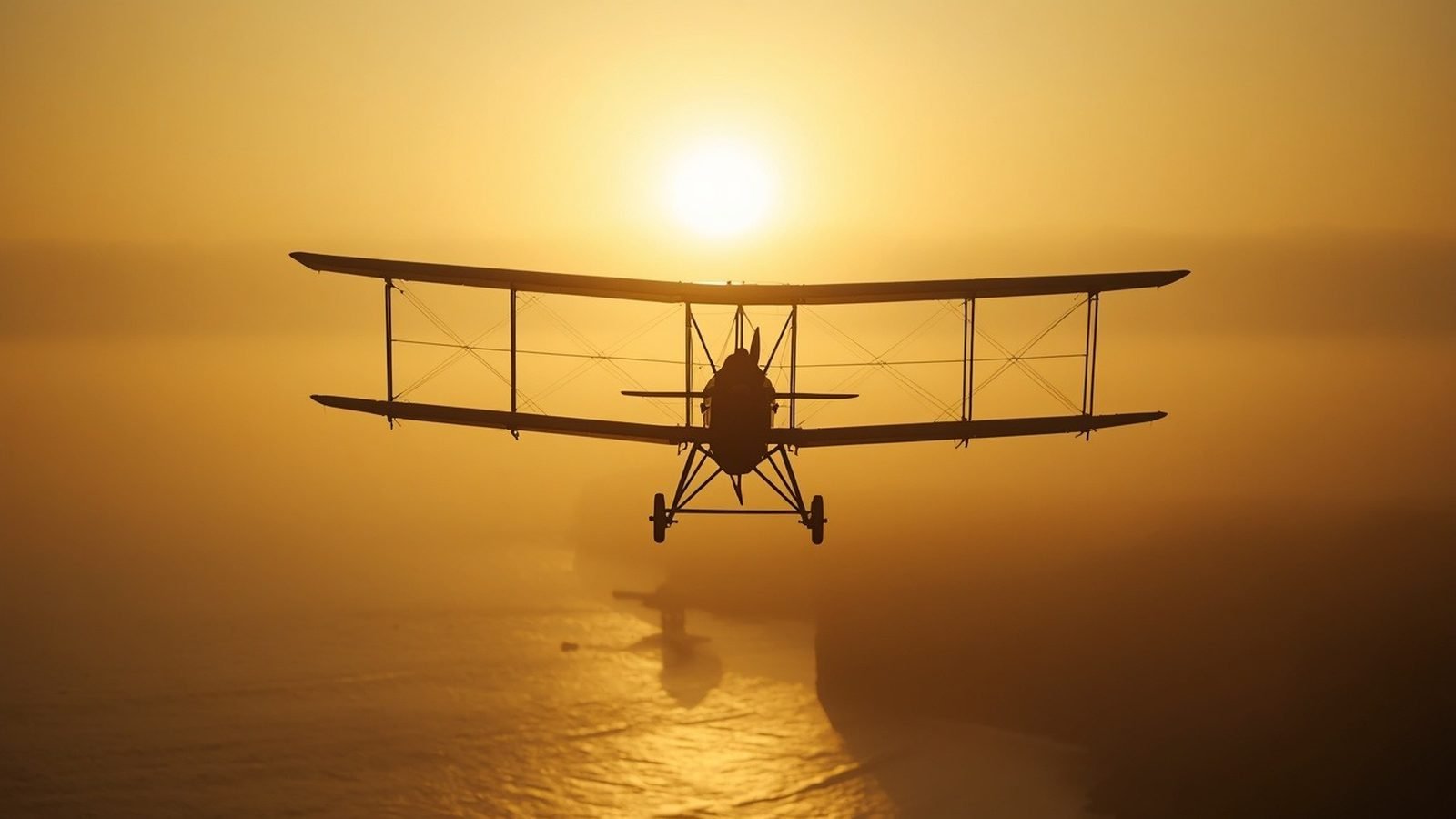 Silhouette d'un avion ancien survolant la mer au lever du soleil